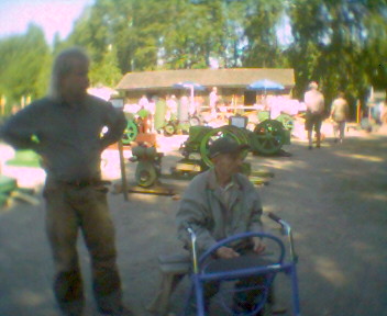 Pari innokasta katsojaa